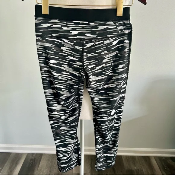 Nike Dri-Fit Ladies’ Activewear Capri Leggings - Size S - Picture 2 of 9